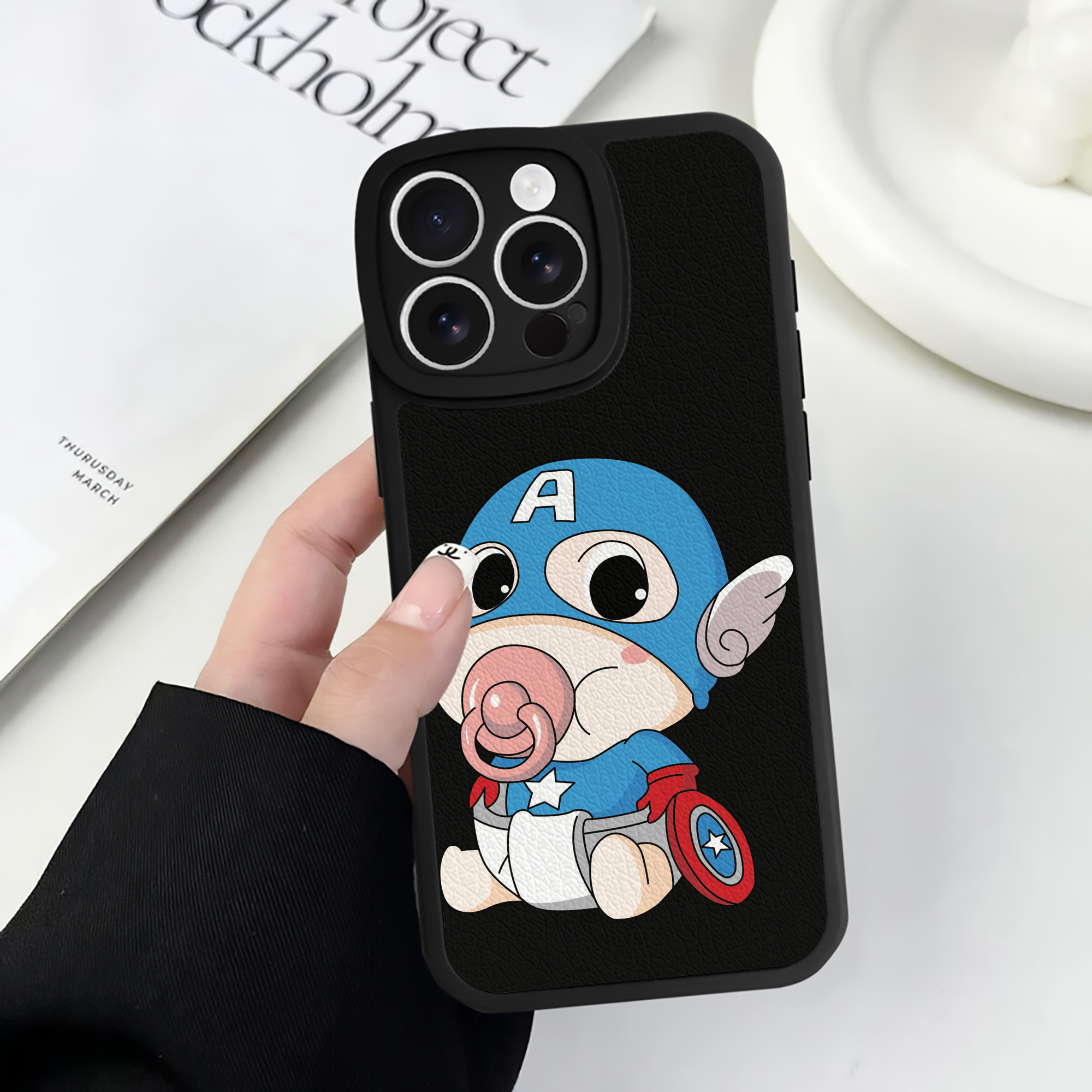 （画像用） アベンジャーズ The Avengers 【iPhone 16シリーズ対応】シリコンスマホケース（レザー調） 材質：シリコン